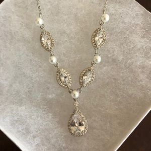 Elegant wedding pearl and diamond necklace